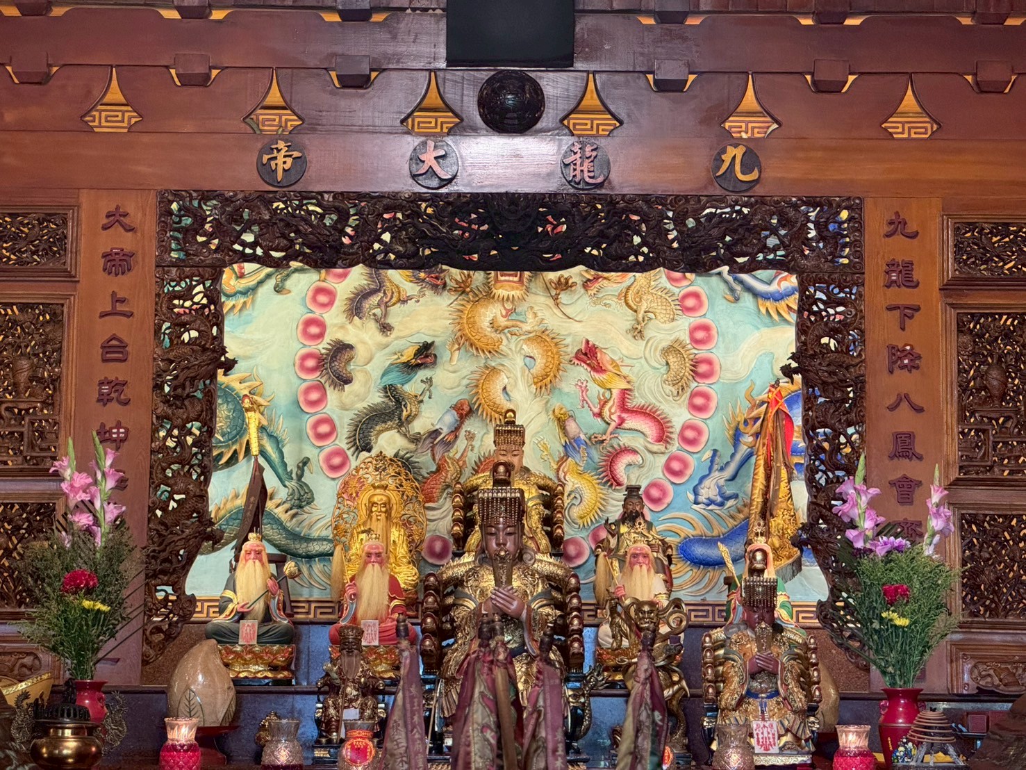 彰化縣埤頭鄉九龍殿內部主殿莊嚴景觀，主祀九龍大帝神像